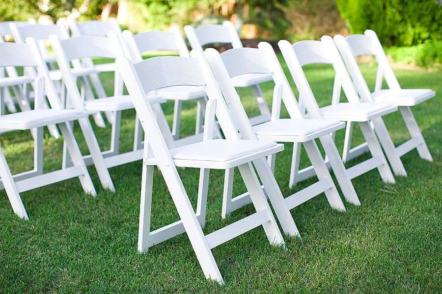 WHITE RESIN FOLDING CHAIR